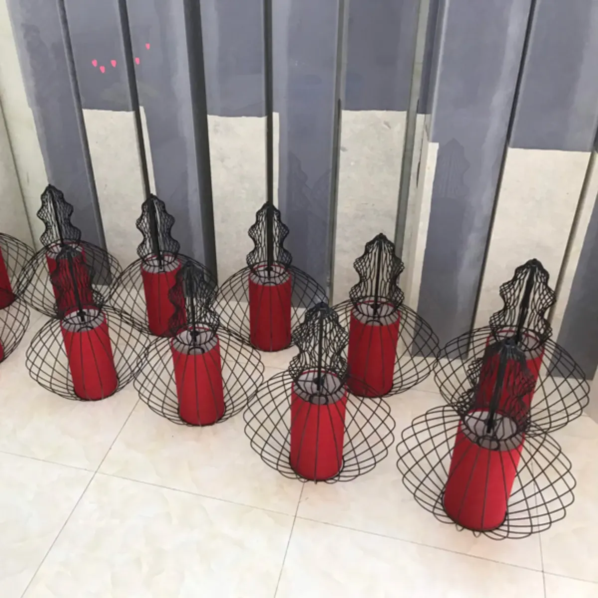 Nhiều chụp đèn để bàn khung dây kết hợp chân vải chờ hoàn thiện